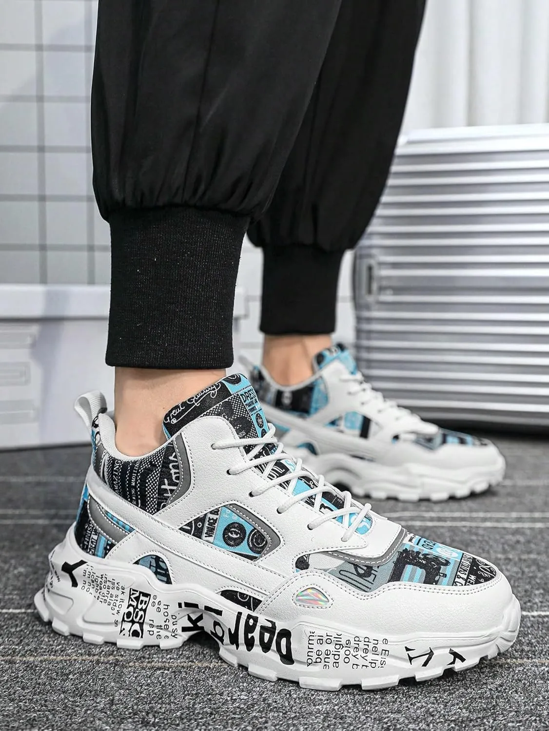 Men's White Thick-Soled Athletic Shoes With Graffiti Pattern, Lace-Up Front, Comfortable, Lightweight, Round Toe, Versatile, Breathable, Suitable For Walking, Casual, Sports And Campus Youth Style