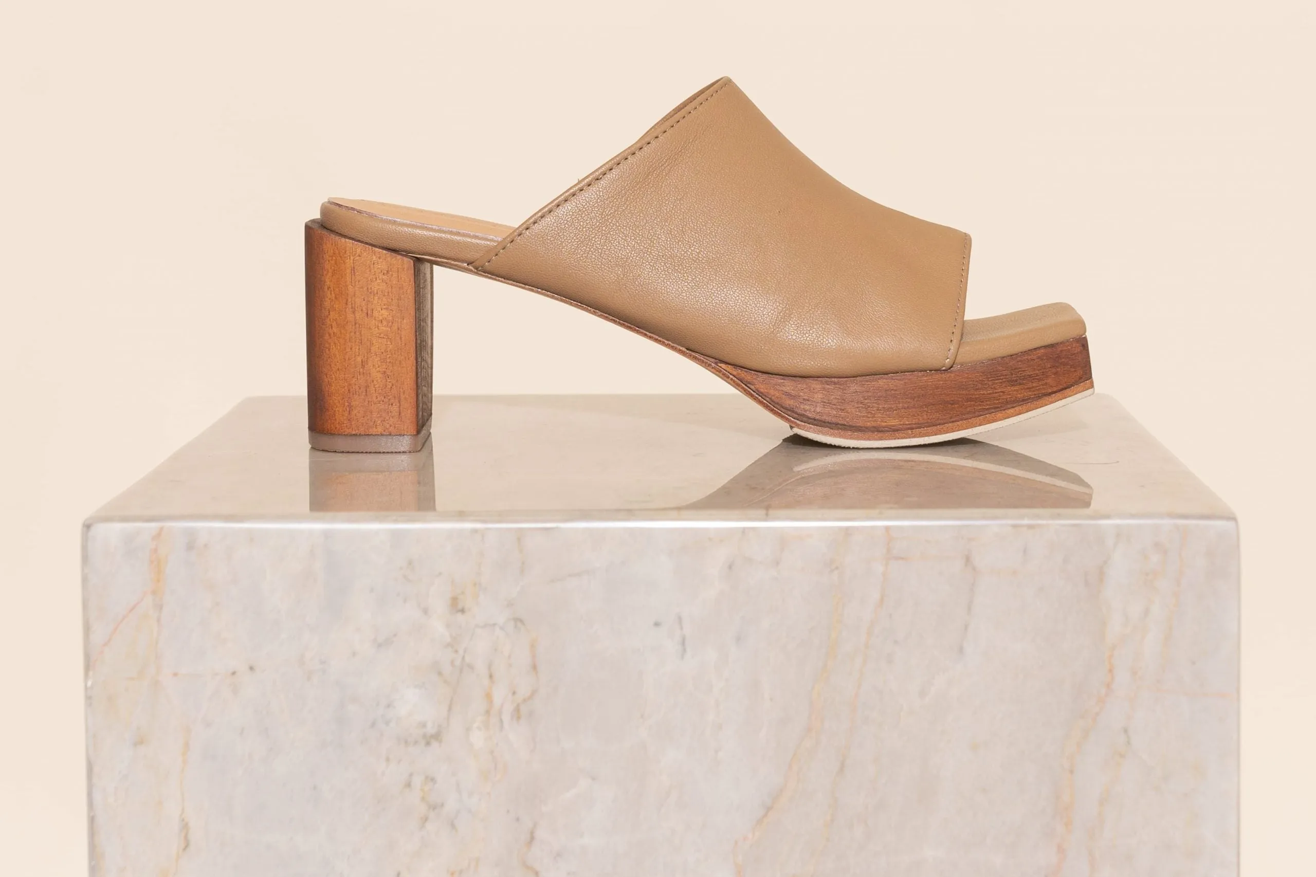 Venezia Mule Island Tan