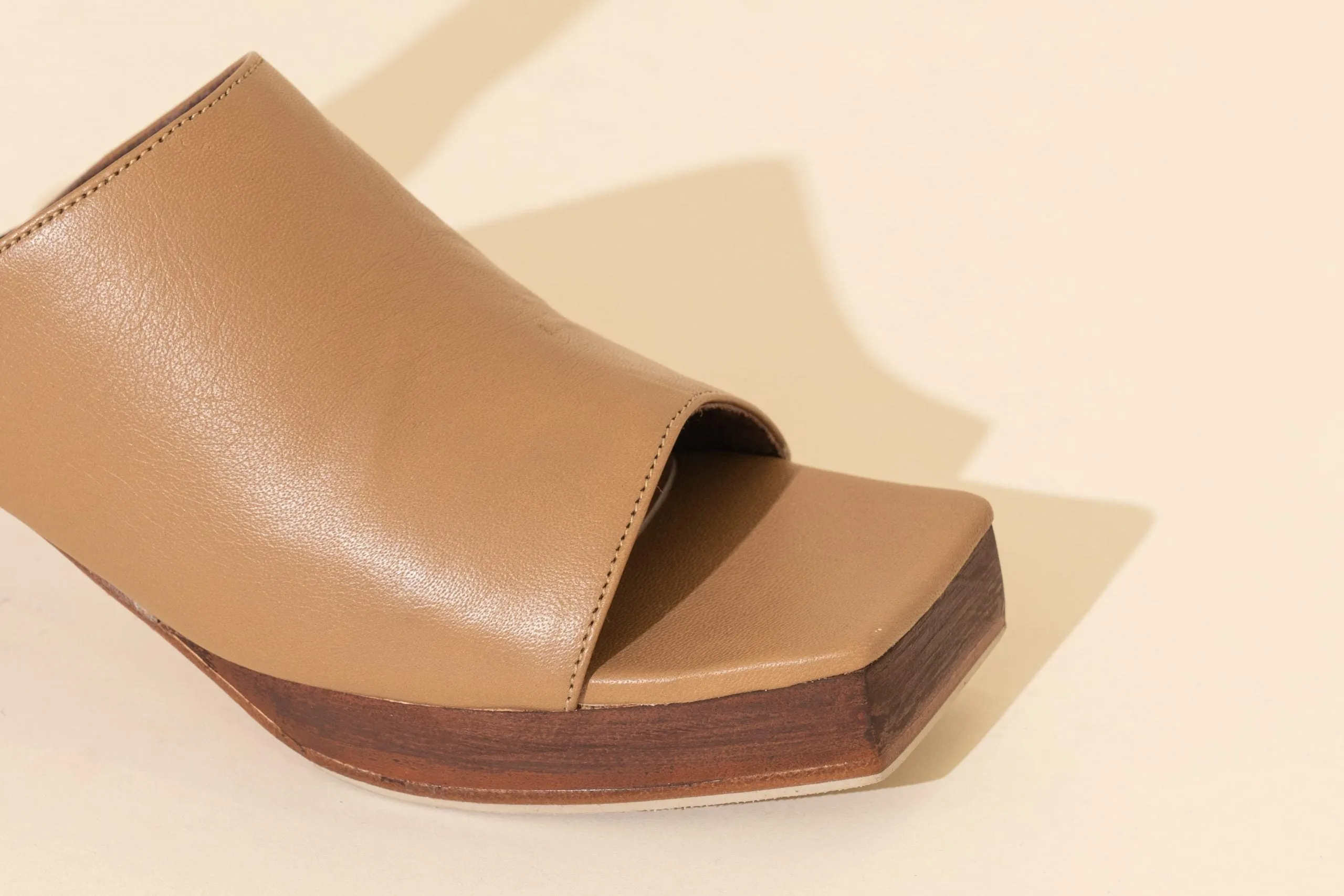 Venezia Mule Island Tan
